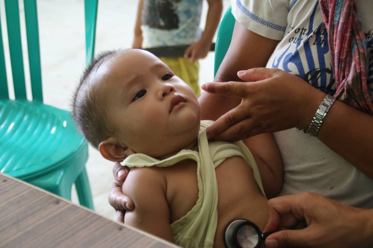 Infant healthcare services provided by ASRI Medical Center in Bukit Baka Bukit Raya National Park (Indonesia). Image credit: Courtesy of Health in Harmony Infant healthcare services provided by ASRI Medical Center in Bukit Baka Bukit Raya National Park (Indonesia). Image credit: Courtesy of Health in Harmony