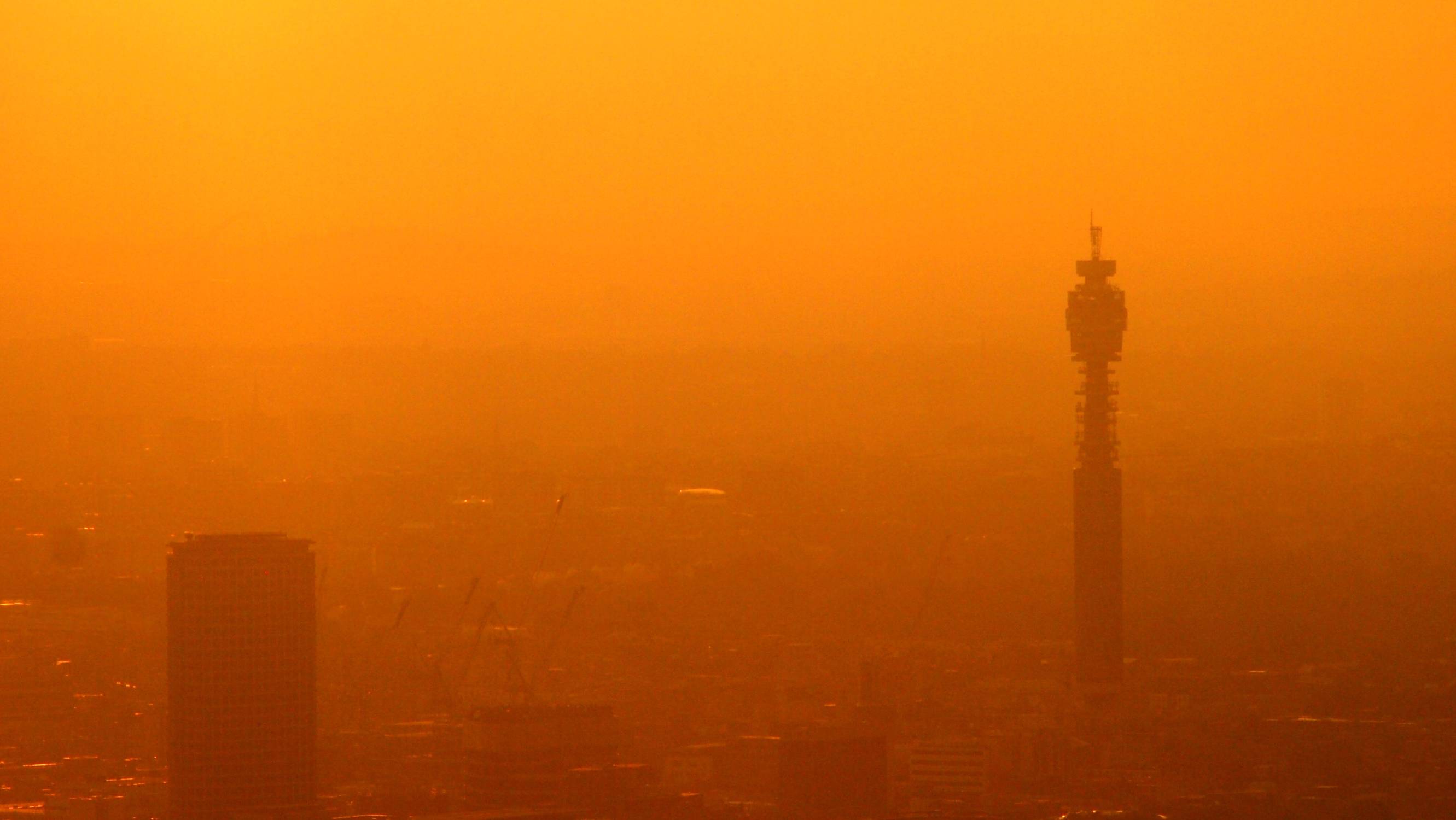 Smog covers London skyline at sunset. Photo 68992684 © Michael Sheridan _ Dreamstime.com Smog covers London skyline at sunset. Photo 68992684 © Michael Sheridan _ Dreamstime.com